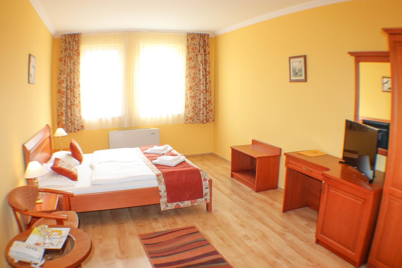 Hotel Jarja Hajduszoboszlo Bagian luar foto